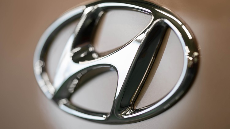 Hyundai-Logo an einem Auto