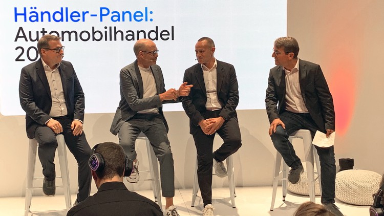 Hochkarätig besetzte Händlerrunde auf dem Google-Messestand (v.li.): Andreas Weeber (Weeber Mobilitätsgruppe), Peter Schäfer (Autohaus Allgäu), Jürgen Keller (AVAG), und Konrad Weßner (Mobility4.me/puls Marktforschung)