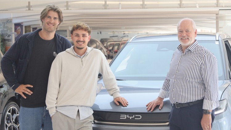 Intellegam-Gründer Tobias Hetfleisch, Marco Zöller, Head of Marketing, und Michael Rappl, Geschäftsführer bei der Häusler Automobil GmbH.  