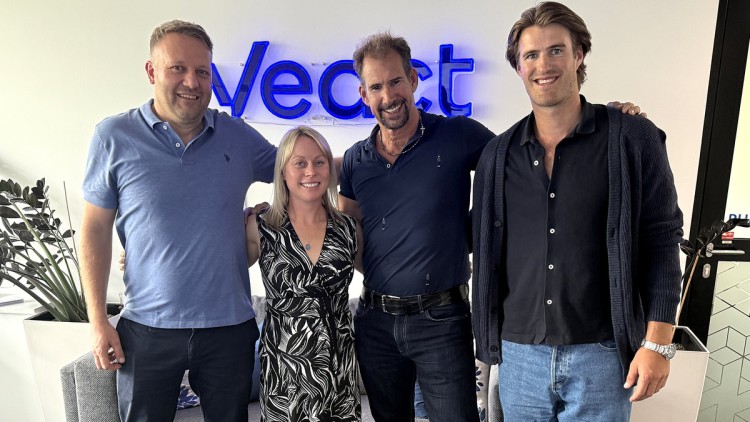 V.l.n.r.: Philipp Posselt (Veact), Michelle Wells, Jens Monsees (beide Infomedia) und Tobias Hetfleisch (Intellegam)