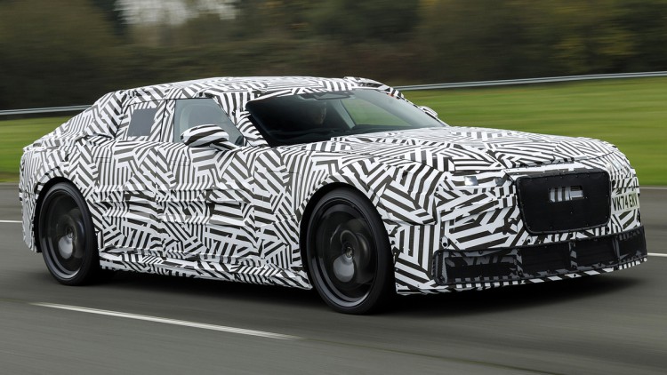 Auf Testfahrt: Getarntrer Prototyp eines vollelektrischen viertürigen GT von Jaguar.