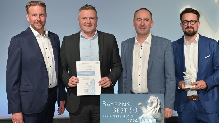 Bayerns Wirtschaftsminister Hubert Aiwanger (2.v.re.) mit Daniel Schleef, Karsten Grützner und Johannes Marx (alle Jepsen Autogruppe)