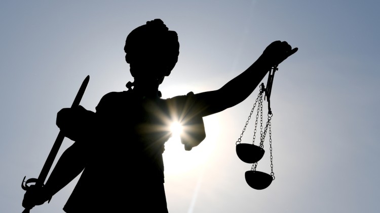 Justitia_Gericht_Urteil_Kriminalität_Arne Dedert_dpa