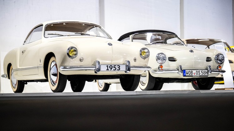 Verschiedene Karmann Ghia Modelle in der Automobilsammlung von Volkswagen. Am 14. Juli 1955 wurde der Karmann Ghia der Öffentlichkeit vorgestellt.