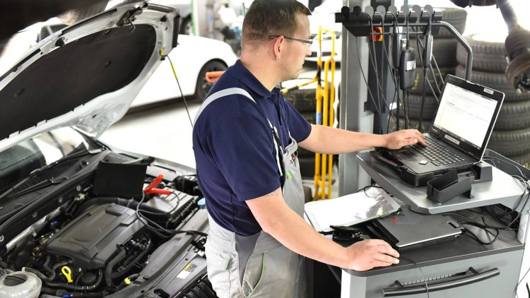 Werkstattmitarbeiter bei der Fahrzeugdiagnose