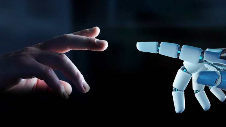 Einen Menschenhand streckt sich nach einer Roboterhand