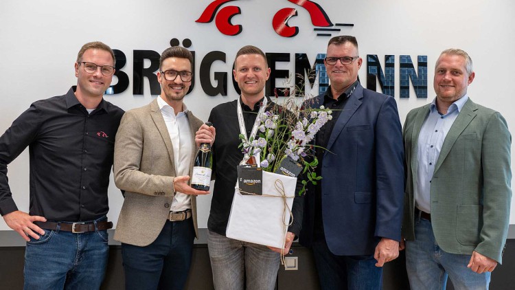Ehrung in Rheine: Nico Thalken (Gesamtserviceleiter Autohaus Brüggemann), Lars Grafmüller (Geschäftsführer Autohaus Brüggemann), Kevin Zmuda (Serviceberater Autohaus Brüggemann), Boris Leibling (Manager Training der Kia Academy) und Matthias Frey (Regiona