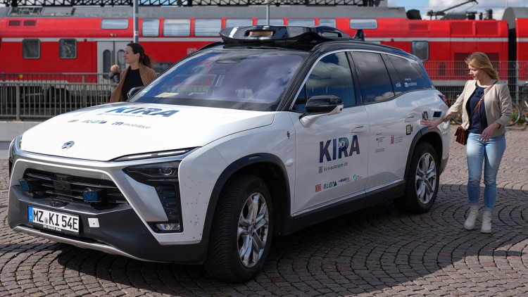 Hessen, Darmstadt: Im Projekt "Kira" transportieren autonom fahrende Autos Fahrgäste des öffentlichen Nahverkehrs. Das Pilotprojekt testet den Betrieb zunächst in Südhessen. Der Projektname "Kira" steht für „KI-basierter Regelbetrieb autonomer On-Demand-V