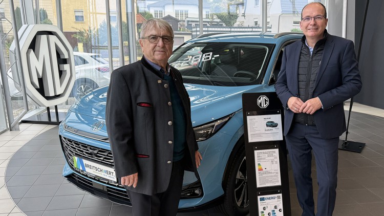 Autohaus-Unternehmer Klaus-Dieter Breitschwert (li.) und MG-Vertriebsleiter Oliver Rittierodt