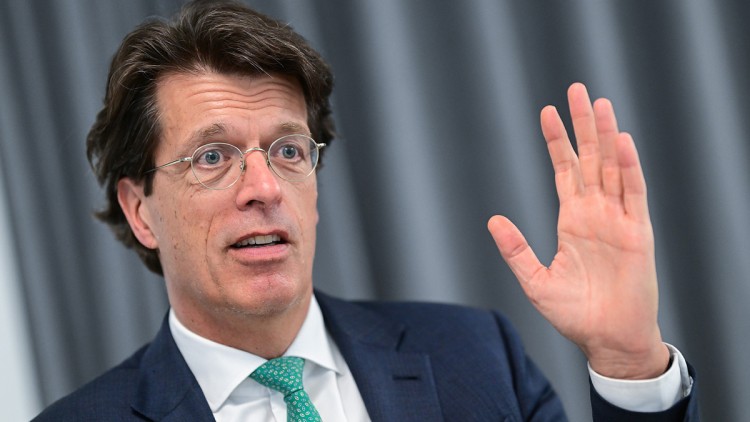 Klaus Rosenfeld, Vorstandsvorsitzender Schaeffler AG, spricht während eines Interviews mit der Deutschen Presse-Agentur. 