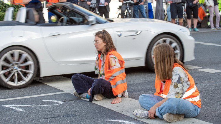 Klima-Aktivisten der Letzten Generation haben sich am Stachus festgeklebt, Straßenblockade im morgendlichen Berufsverkehr, eine Fahrspur blieb frei