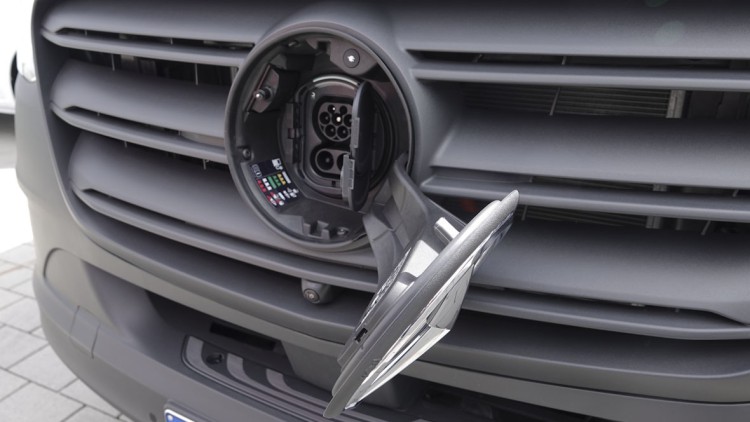 Geladen wird am e-Sprinter vorn mit 11 kw (AC) oder 115 kW (DC).