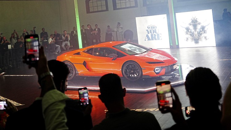 Lamborghini Hamburg feiert in der Dressurhalle Hamburg die Premiere des neuen Temerario.