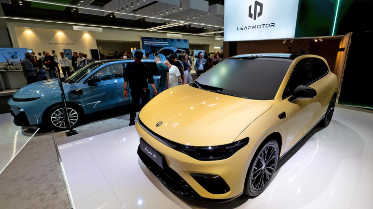 Fahrzeuge des chinesischen Autoherstellers Leapmotor stehen während der Internationalen Automobil-Ausstellung am Messestand von Leapmotor.