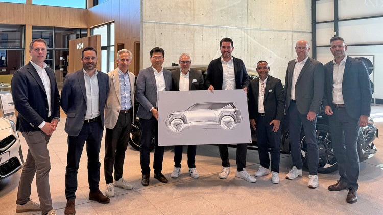 (v.l.) Michael Damrath (District Manager Sales, Kia Deutschland), Benedikt Bucher (Director Sales, Kia Deutschland), Miguel Zas (Director Retail Network Development, Kia Deutschland), Jong Kook Lee (Präsident Kia Deutschland), Frank Levy und Frank Ulf Per