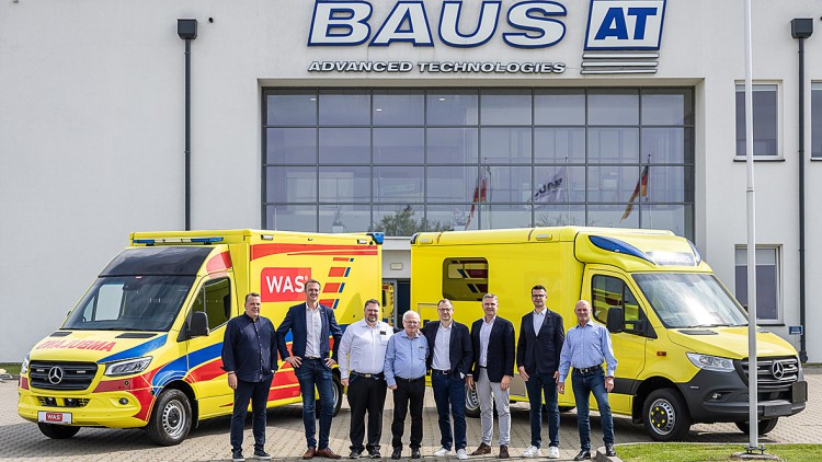 Die Übernahme von BAUS ist offiziell (v.l.): Stefan Jansen, Felix Bockholt, Uwe Baus, Franz-Josef Baus, Patrick Kresse, Martijn Storm sowie Tobias Ripperda und Roland Müller nach der Vertragsunterzeichnung am 2. September in Lysomice