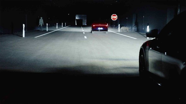 Mercedes_Benz_Lichtkanal_HD