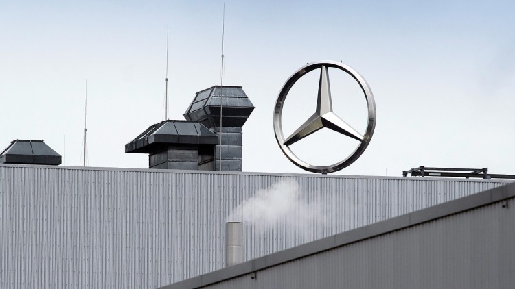 Ein Mercedes-Stern der Mercedes-Benz-Ludwigsfelde GmbH dreht sich über den Hallen im Gewerbegebiet. 