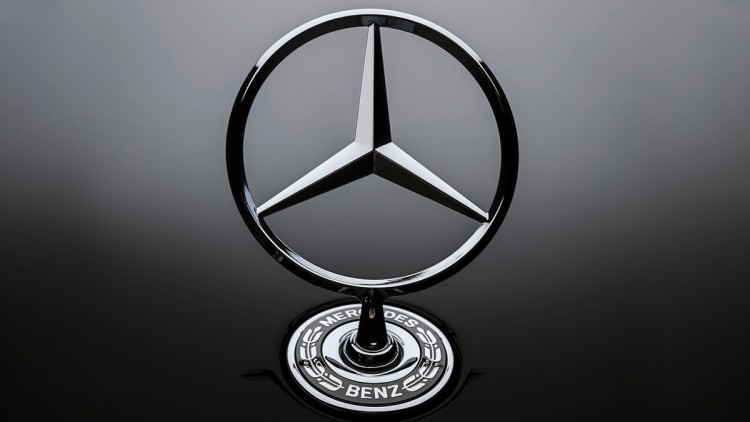 Mercedes-Stern auf einem Mercedes-Benz EQS