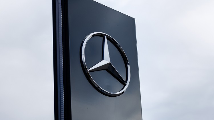 Das Markenlogo von Mercedes-Benz ist am 10.02.2026 an einer Stele vor der Fassade von einer Niederlassung vom Automobil-Hersteller bei München (Bayern, Deutschland) zu sehen. 