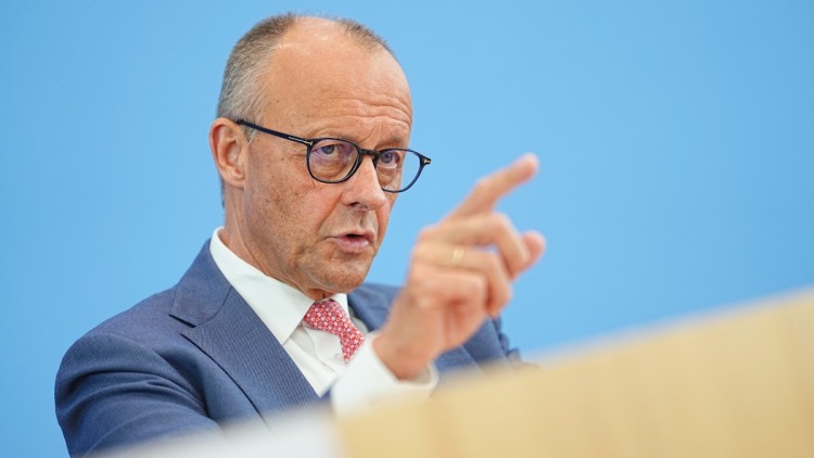 Spritpreise auf Rekordniveau: Merz kündigt Entlastungen an – was kann kommen?