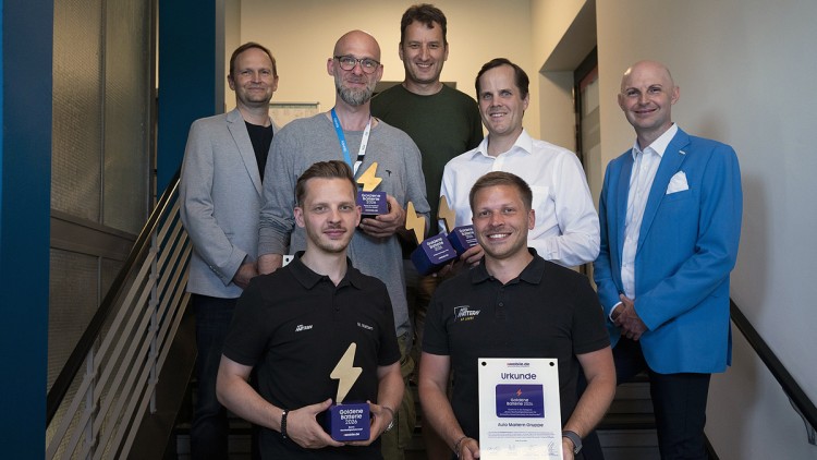 Hinten, v. l. n. r.: 
Marcus Weller, Abteilungsleiter Wirtschaft beim Zentralverband Deutsches Kraftfahrzeuggewerbe ZDK und Jurymitglied der Goldenen Batterie 2026
Dean Aquino, Gewinner der Goldenen Batterie 2026 in der Kategorie „Bester E-Auto-Verkäufe