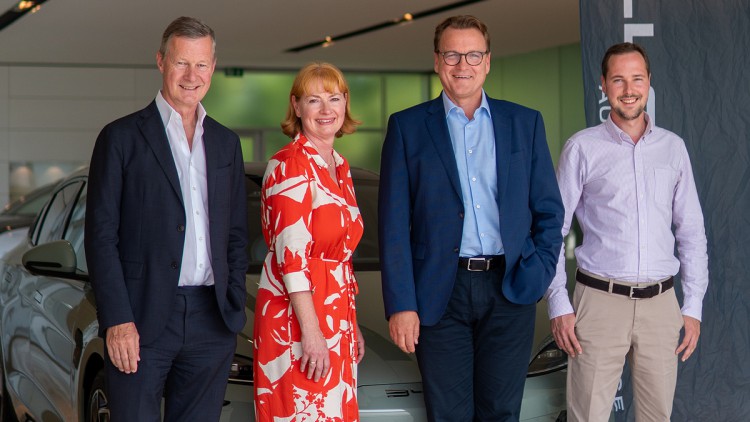 Timm Moll (Geschäftsführender Gesellschafter Moll Gruppe), Yvonne Peters (CDO Moll Gruppe), Lars Bialkowki ( Country Manager BYD Deutschland) und Fredric Benner (Teamleiter BYD Moll Düsseldorf)