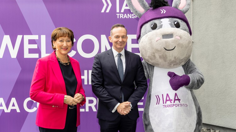 Hildegard Müller und Volker Wissing mit dem IAA-Maskottchen Tiaa