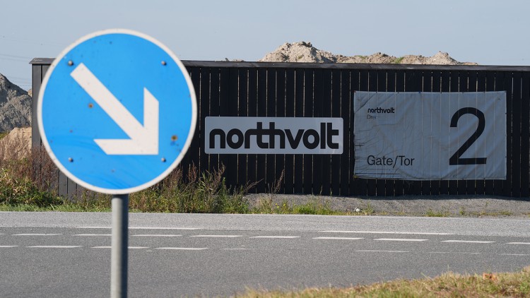 Blick auf eine Zufahrt zur Baustelle des insolventen Batterieherstellers Northvolt