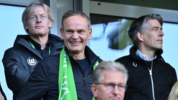 Niedersachsen, Wolfsburg: Fußball: Bundesliga, VfL Wolfsburg - VfB Stuttgart, 7. Spieltag, Volkswagen Arena. Oliver Blume (M), Vorstandsvorsitzender der Volkswagen AG, steht auf der Tribüne.