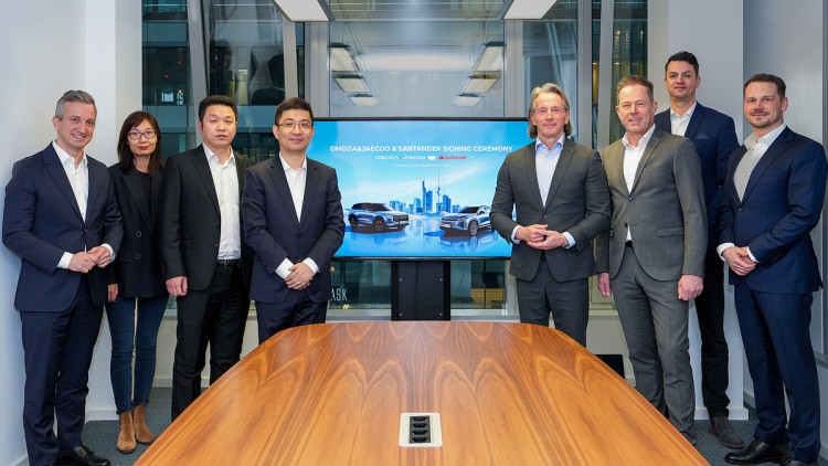 V.l.n.r.: Michael Mandery, Jingshu Zhang, John Zhang, Eric Zheng, Thomas Hanswillemenke, Stefan Eling, Michael Waetcke und Martin Zink