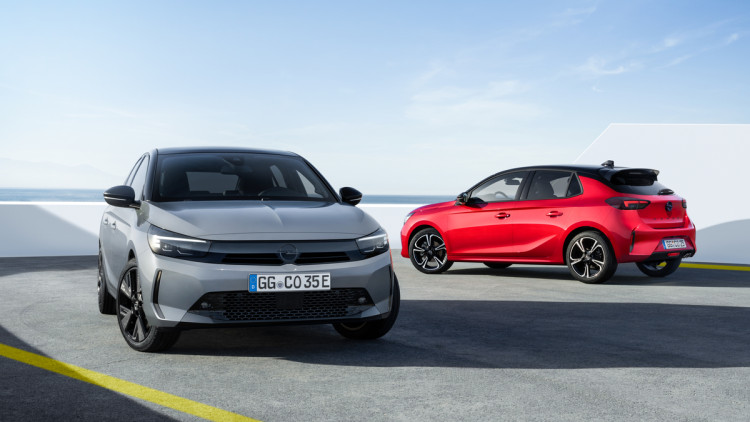 Opel Corsa und Opel Corsa-E beide in der Frontansicht stehend