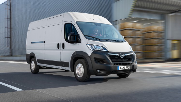 Opel Movano fahrend auf Straße