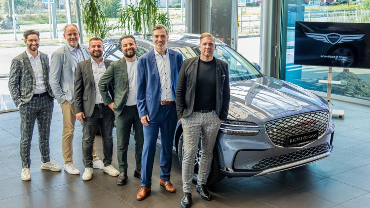 v.l. Miguel Goncalves (Genesis Sales Area Representative West), Olav Noth (Geschäftsführer Aftersales Schröder Team), Milko Micanovic (Serviceleiter Genesis Schröder Team), Sergen Yildirim (Verkaufsleiter Genesis Schröder Team), Dr. Sebastian Windhaus (Ab