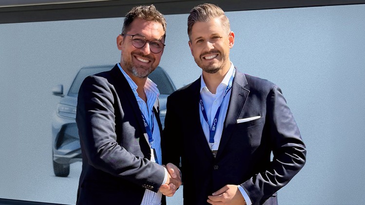Zogen eine starke Zwischenbilanz ihrer noch jungen Zusammenarbeit: Patrick Schulz (BYD, li.) und Tobias Münch (BCA)