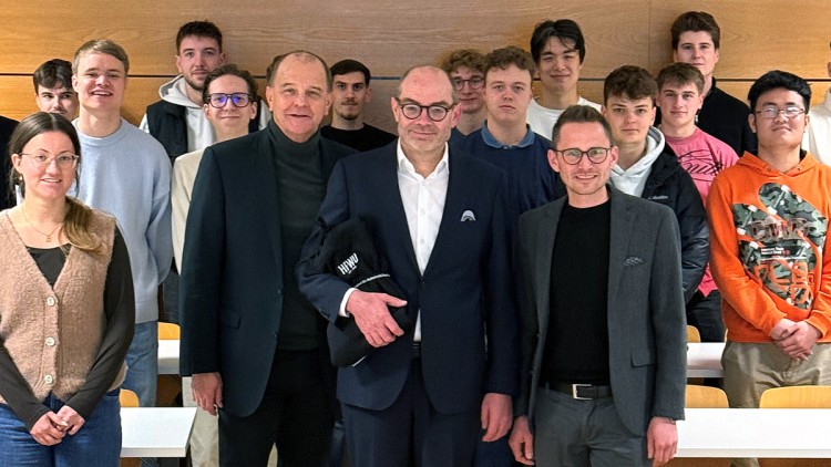 Peter Schäfer mit Dozenten und Studierenden beim Forum Automotive 2025