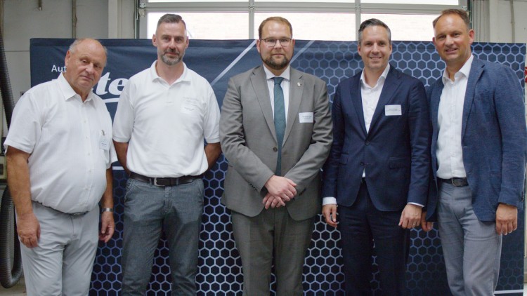 Helmut Peter (Geschäftsführer der Autohaus Peter Gruppe Monik Theuvsen (Logistikmanager im Opel-Werk Eisenach), Christoph Ihling (Oberbürgermeister der Stadt Eisenach), Patrick Dinger, Leiter der Marke Opel in Deutschland, Andreas Peter (Geschäftsführer d