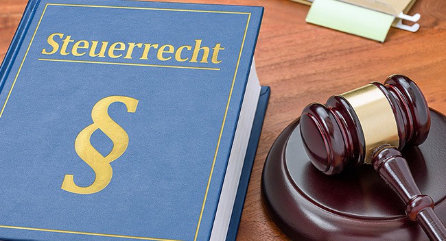 Jahressteuergesetz 2024: Viele Änderungen  Buch mit Aufschrift Steuerrecht, Richterhammer