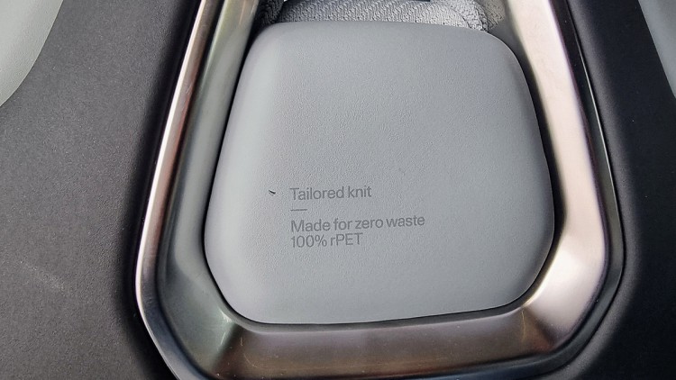 Unter anderem auf der Kopfstützte weist Polestar auf die Nachhaltigkeit seiner Fahrzeuge hin.