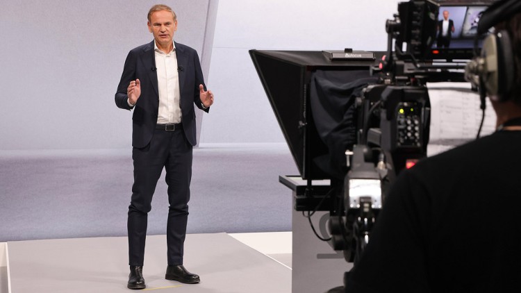 Porsche-Chef Oliver Blume bei der der virtuellen Hauptversammlung 2025