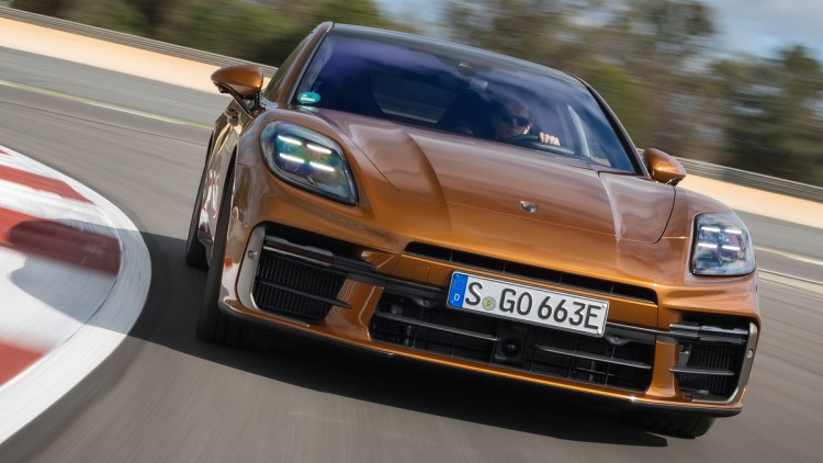 Porsche Panamera auf einer Rennstrecke (2024)