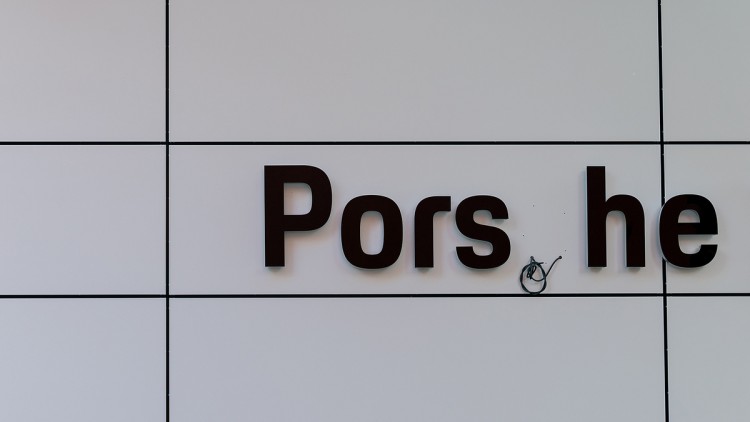  Nur noch das «c» fehlt im neuen Schriftzug von Porsche am renovierten Porsche-Zentrum.