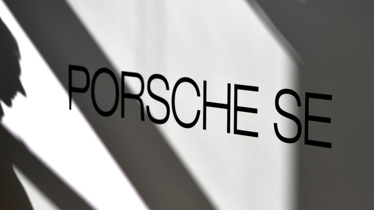 Licht und Schatten über dem Porsche SE-Schriftzug