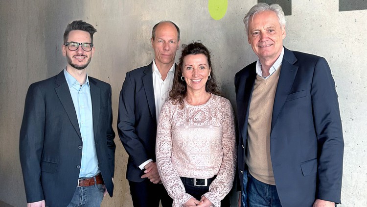 Mathias R. Albert (2. v. li.) setzt auf geballte Expertise aus IT, Finanzwesen und OEM. Darin wirken mit Franz Plesser (re.), Verena Groß und Julian Lindloff (li.).
