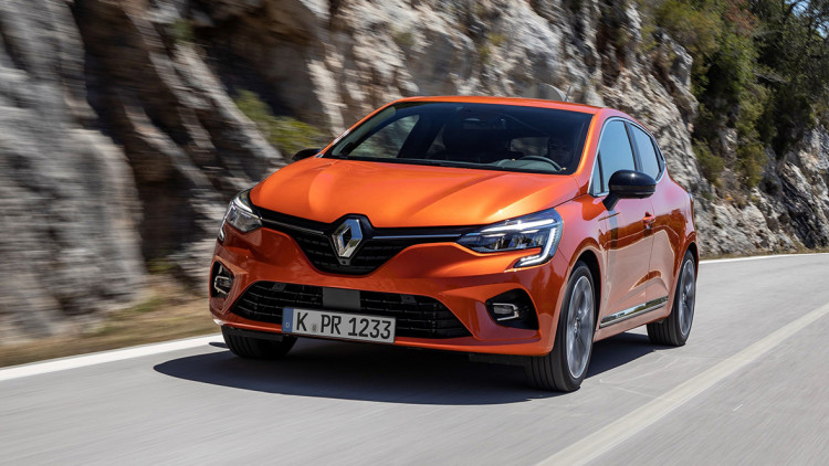 Roter Renault Clio auf den Straßen unterwegs.