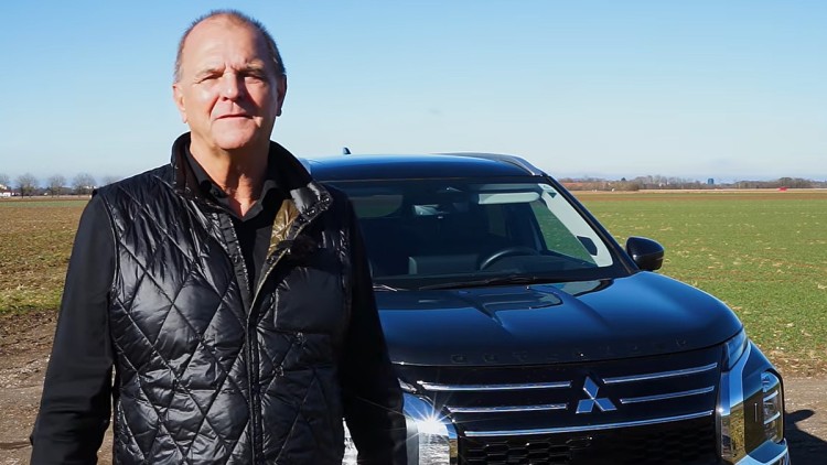 Ralph M. Meunzel mit dem neuen Mitsubishi Outlander PHEV