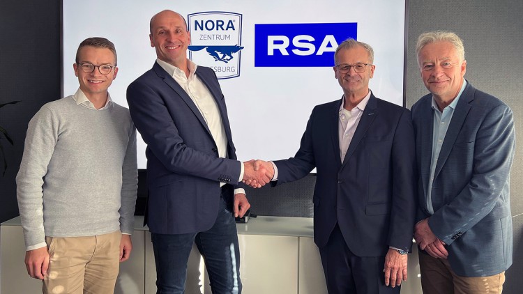 Kooperation für Tempo (v.l.n.r.): Falk Schmidt (Leiter Project Management Office NORA Zentrum Wolfsburg) , Maik Pohling (Geschäftsführer NORA Zentrum Wolfsburg), Michael Kuloge (Geschäftsführer RSA Deutschland GmbH) und Claus Magelssen (Import)