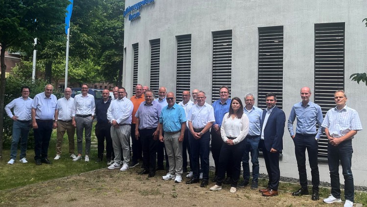 Hessens Überwachungsorganisationen und das Kfz-Gewerbe arbeiten eng zusammen. Beim Runden Tisch in Wiesbaden standen praxisnahe Lösungen und aktuelle Regelungen der technischen Fahrzeugüberwachung im Fokus.