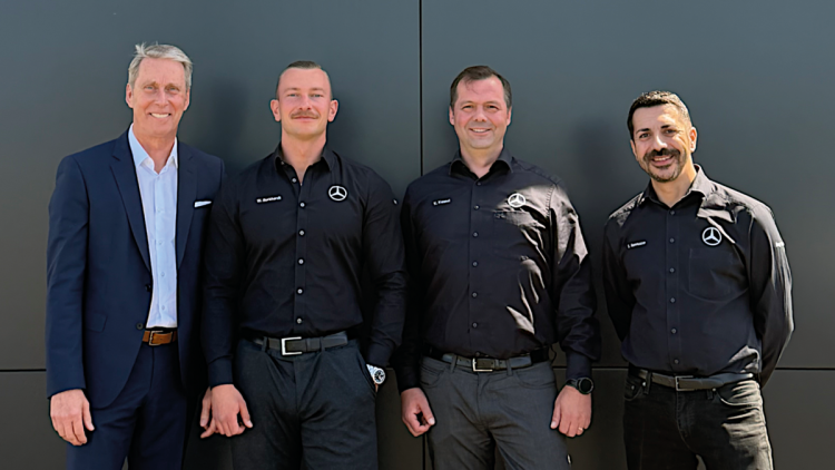 Geschäftsführer Michael Hülsenbeck und das Verkaufsteam von Autohaus Schad