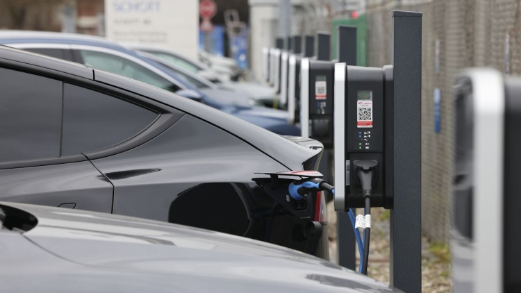 In der Mainzer Zentrale gibt es mehr als 40 Ladestellen für E-Autos.